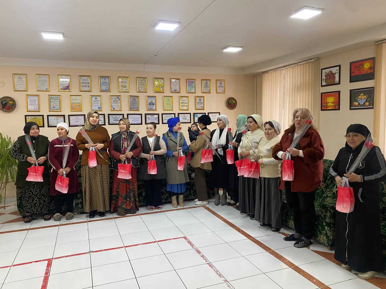 Ayol borki olam munavvar.