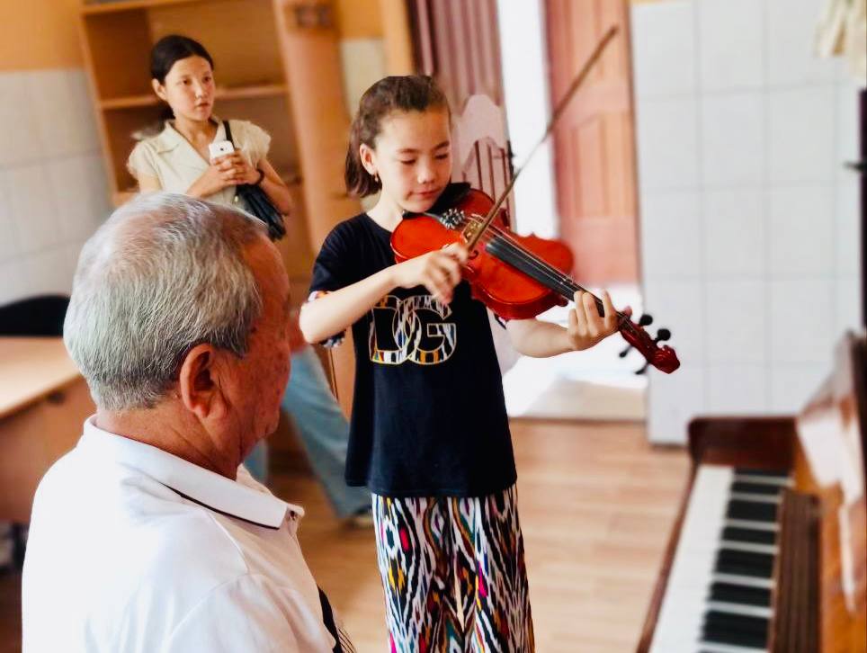 “Dolzarb 90 kun” loyihasi doirasida Qo‘rg‘ontepa tumanidagi 23-son bolalar musiqa va san’at maktabida o‘quvchilarning bo‘sh vaqtlarini mazmunli tashkil etish maqsadida turli amaliy mashg‘ulotlar o‘tkazilmoqda.