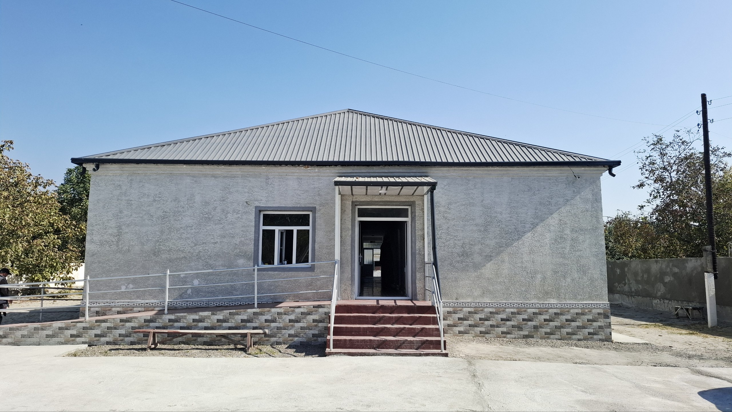 Ulug‘nor tumanidagi bino foydalanishga topshirilmoqda