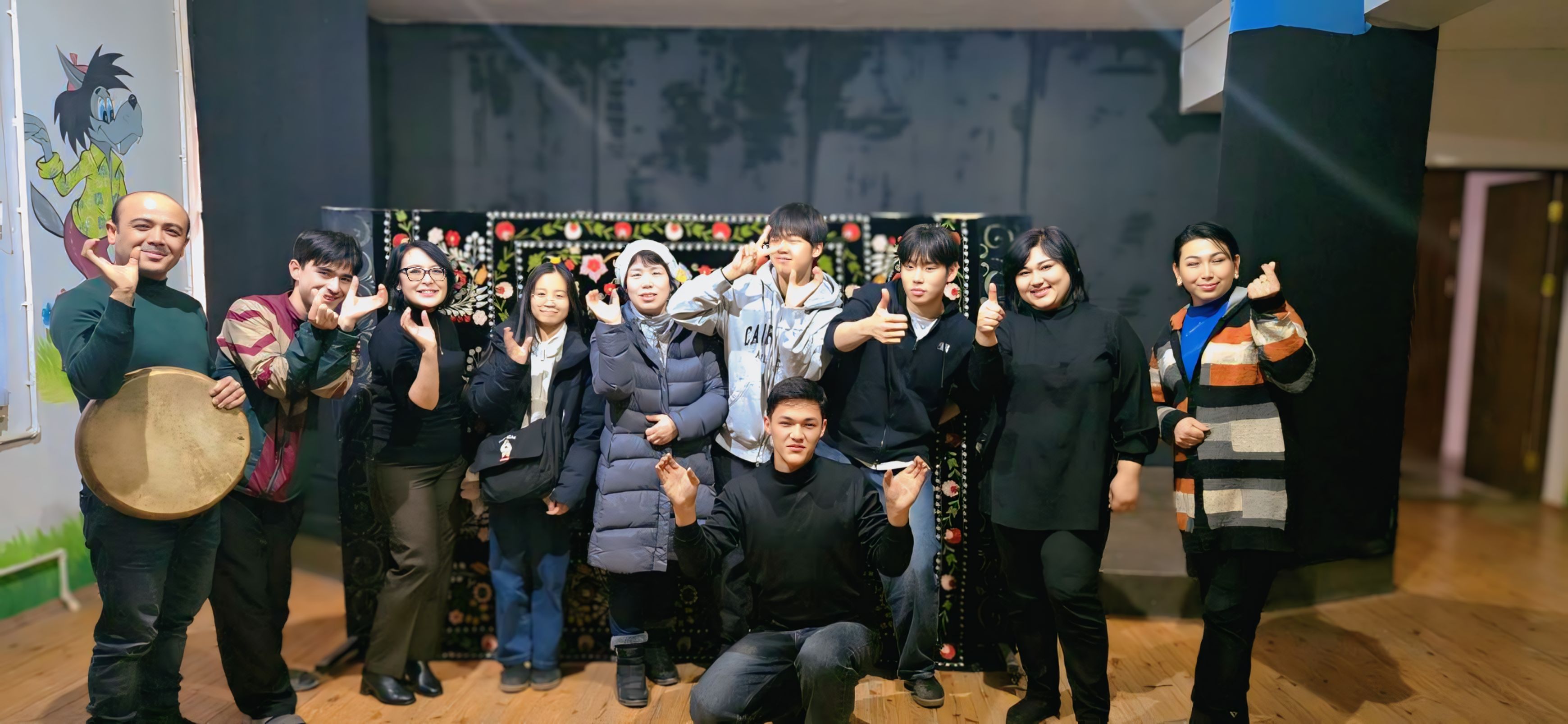 Andijon viloyati qo‘g‘irchoq teatriga Koreya Respublikasidan bir guruh o‘quvchilar o‘z ustozlari hamrohligida tashrif buyurdi.