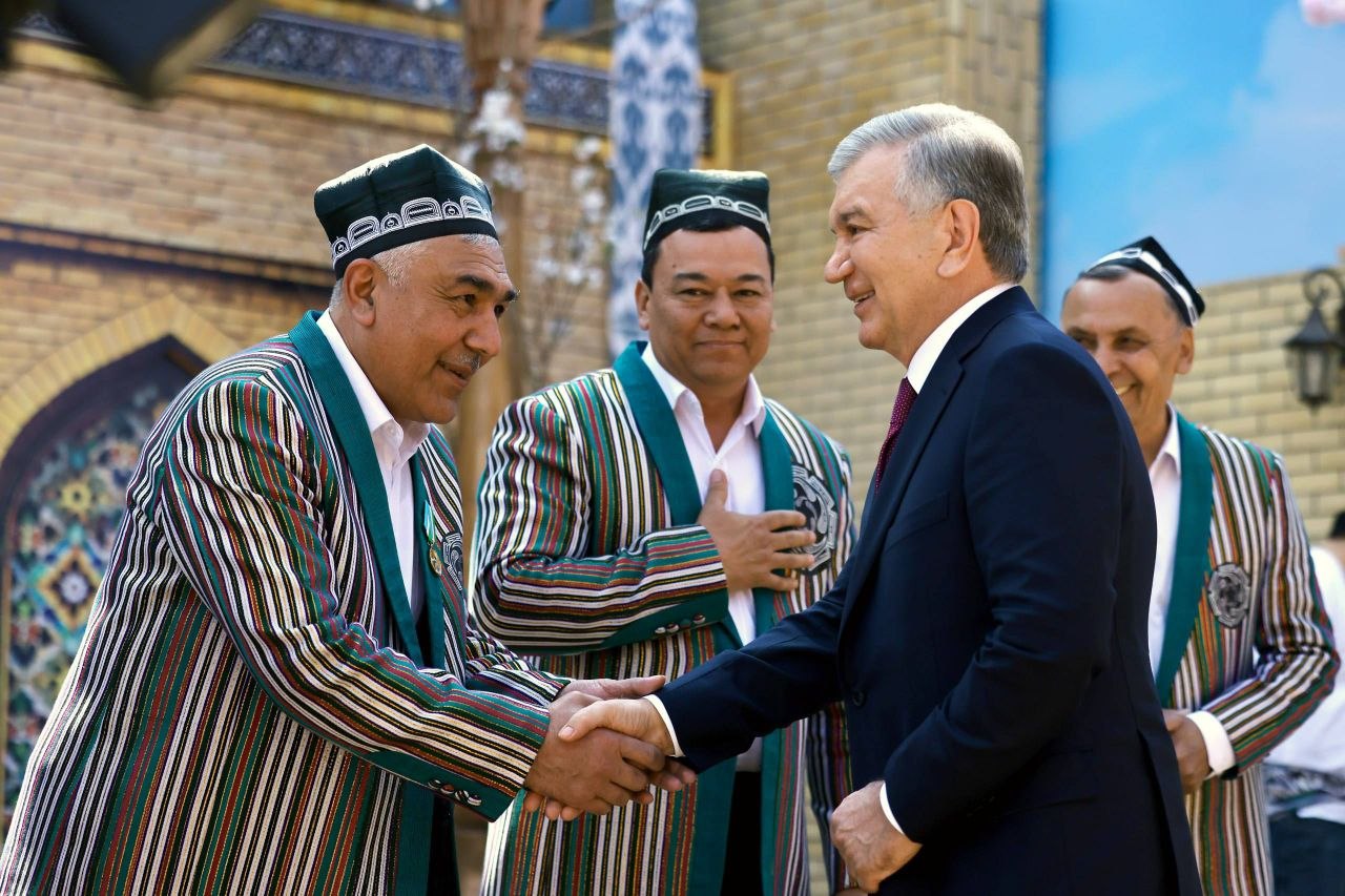 Prezident Shavkat Mirziyoyev Yakkasaroy tumanidagi Milliy madaniy markazlar pavilyoniga tashrif buyurdi, yurtimizda istiqomat qilayotgan turli millatlar vakillari bilan muloqot qildi.