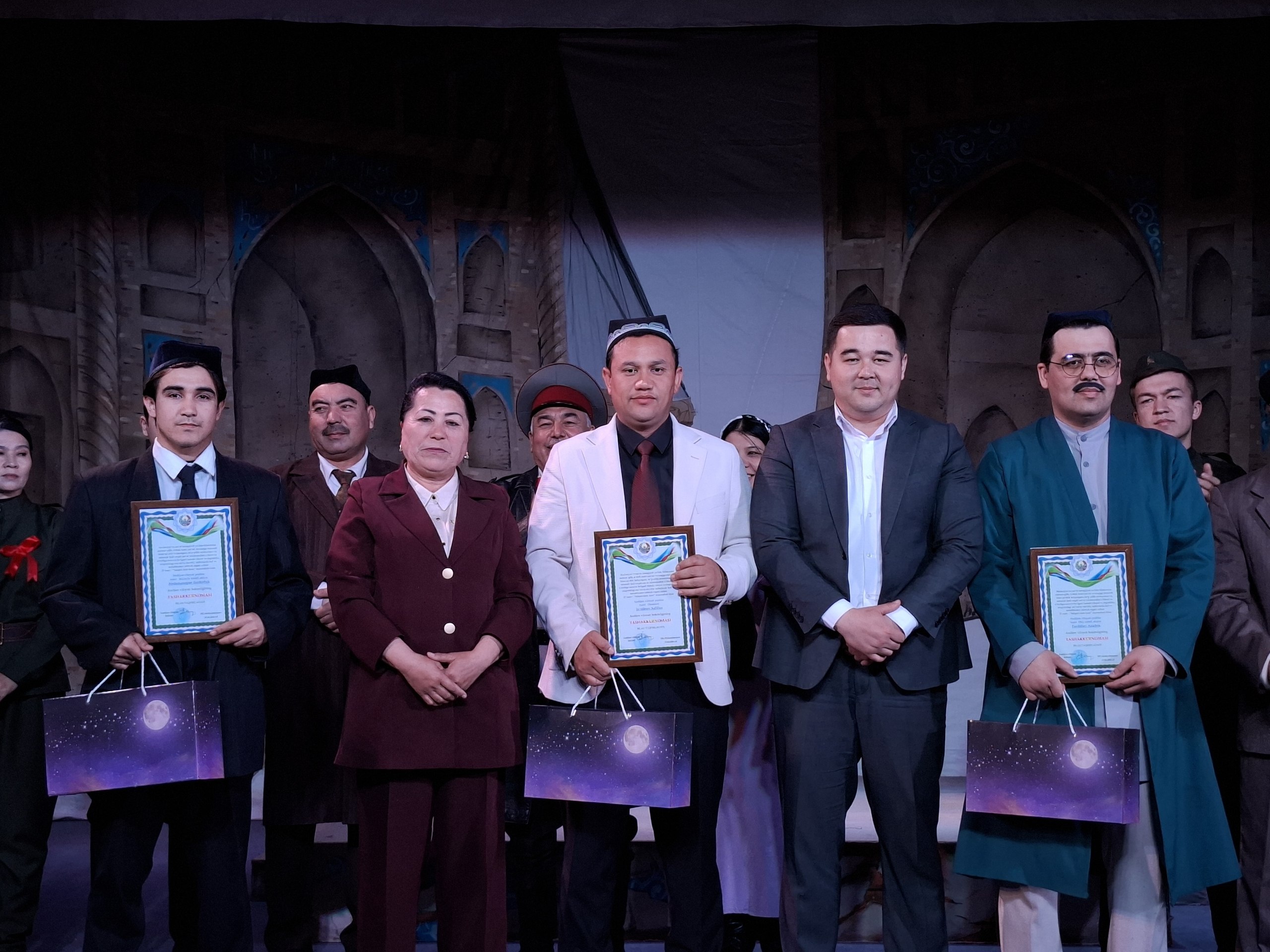 Andijon viloyati Madaniyat boshqarmasi boshlig‘i M. Sattarova hamda Madaniyat, sport va turizm xodimlari kasaba uyushmasi Andijon viloyat Kengashi raisi M.Kayumov tomonidan 27 mart — “Xalqaro teatr kuni” munosabati bilan bir guruh yoshlar taqdirlandi.