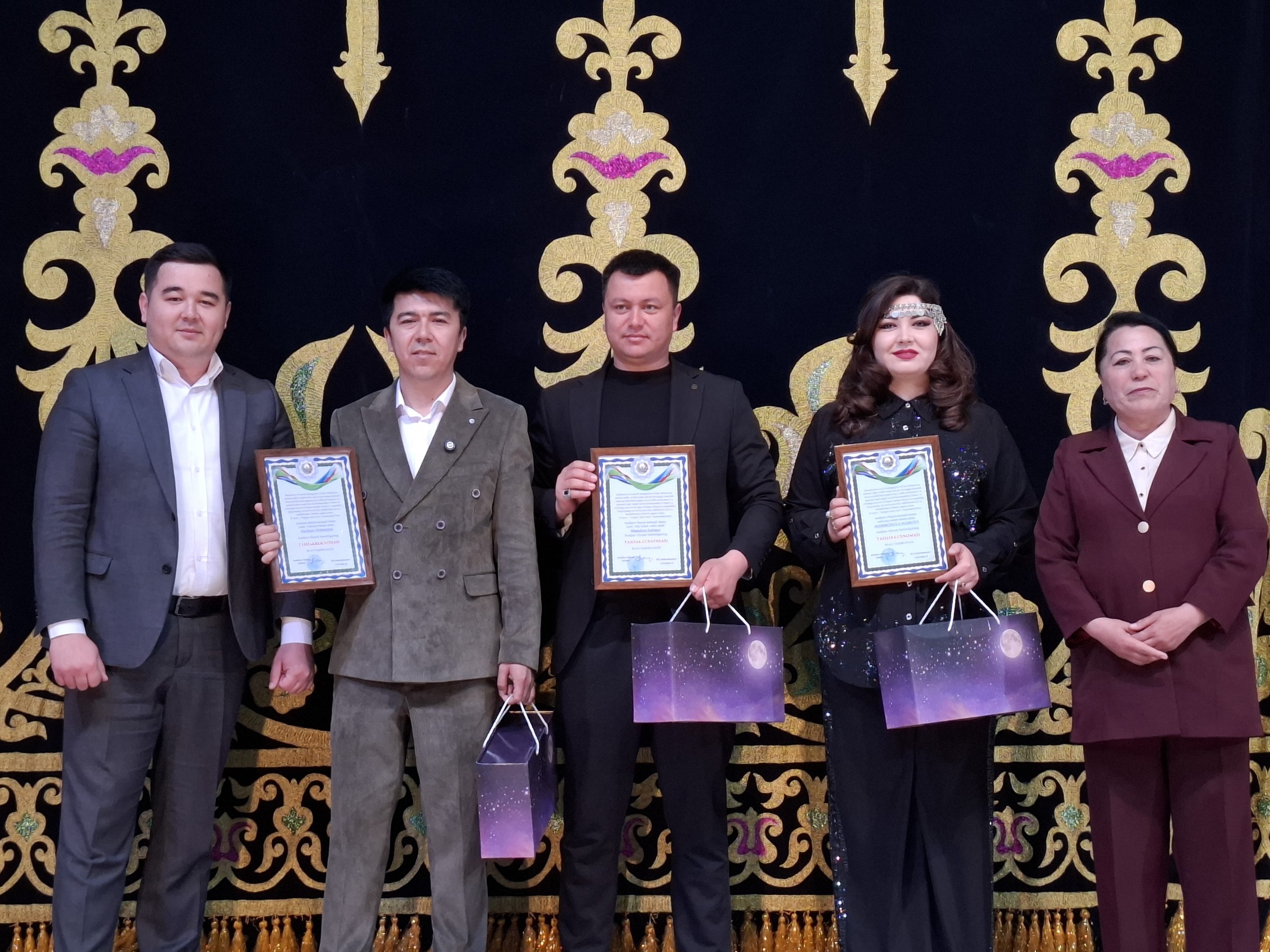 Andijon viloyati Madaniyat boshqarmasi boshlig‘i M. Sattarova hamda Madaniyat, sport va turizm xodimlari kasaba uyushmasi Andijon viloyat Kengashi raisi M.Kayumov tomonidan 27 mart — “Xalqaro teatr kuni” munosabati bilan bir guruh yoshlar taqdirlandi.