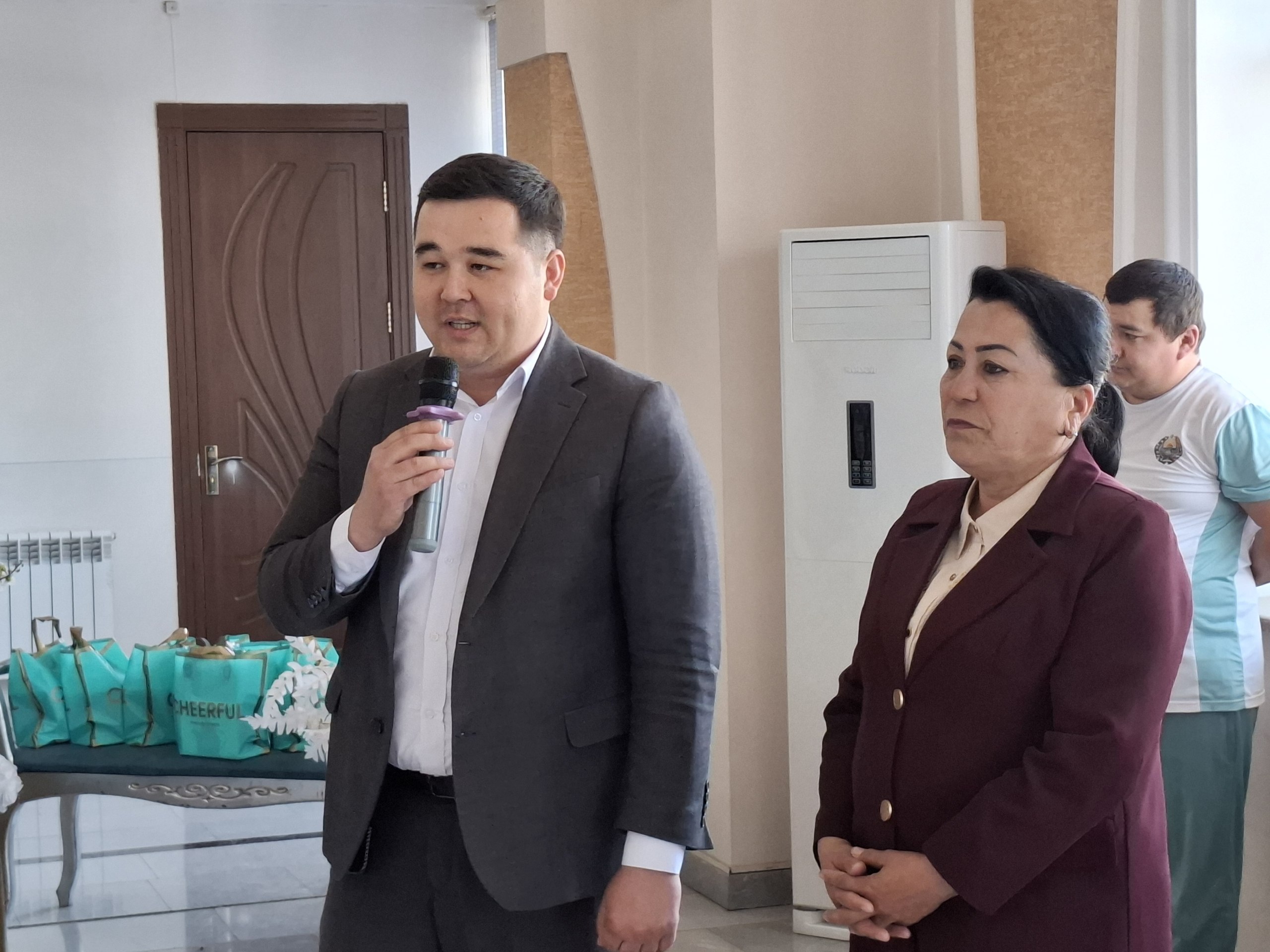 Andijon viloyati Madaniyat boshqarmasi boshlig‘i M. Sattarova hamda Madaniyat, sport va turizm xodimlari kasaba uyushmasi Andijon viloyat Kengashi raisi M.Kayumov tomonidan 27 mart — “Xalqaro teatr kuni” munosabati bilan bir guruh yoshlar taqdirlandi.